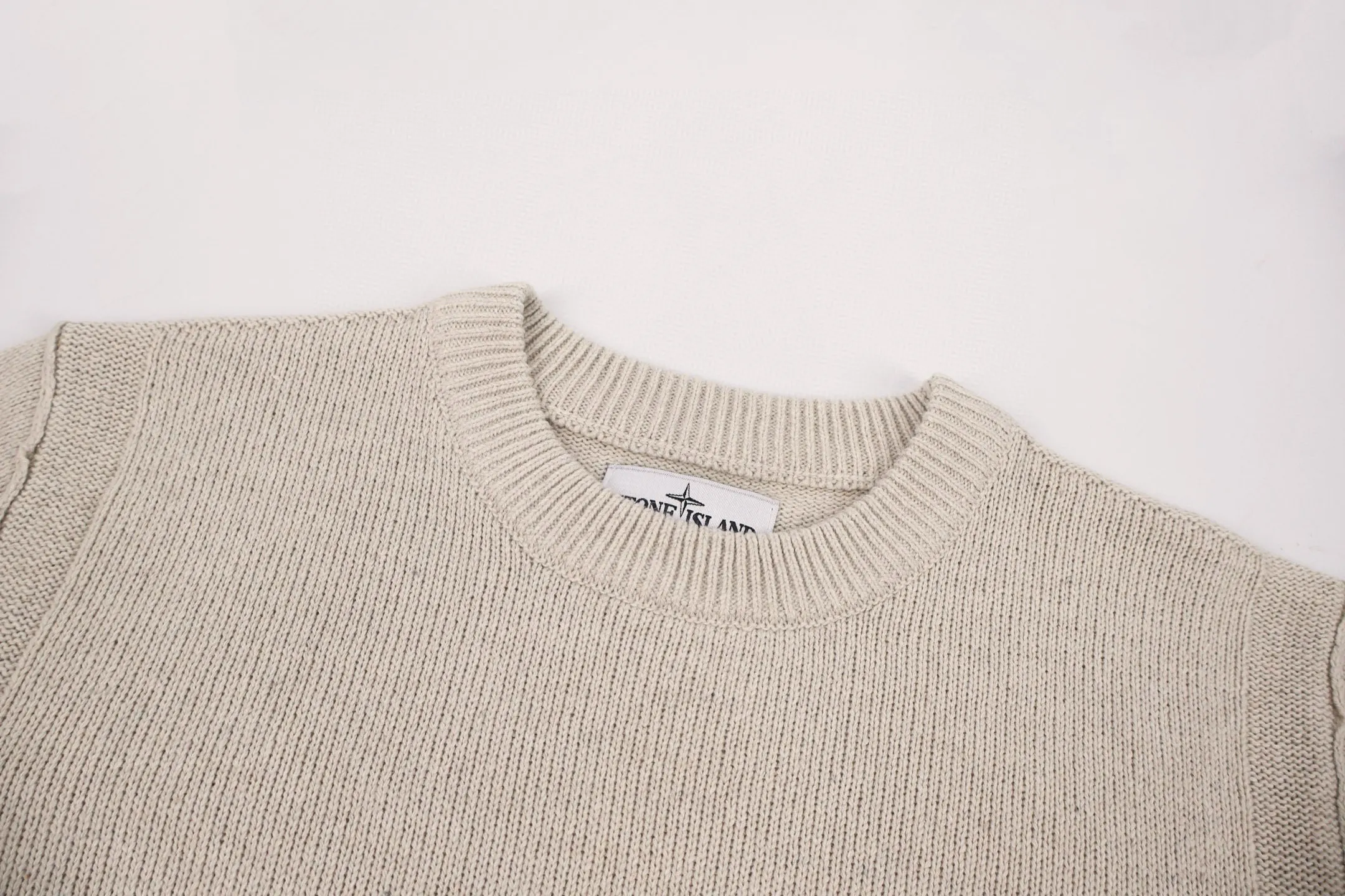 P450 [Exclusive supply] Stone island compass crew neck sweater (khaki). The original version was purchased for 2,488 and developed. The fabric is made of 80% sheep wool yarn blended with 20% nylon. The overall comfort is more skin-friendly than the original version. The YB upper body is particularly tight. We adjusted the overall feel and skin-friendly feeling based on the original wool yarn quality. It is more comfortable and breathable than the ZP upper body. There is no difference in stripes compared to the original version, and it can be done to achieve a full grade. Supports random detection of wool content to ensure that every piece customers get is of high quality. It also needs to be taken to the tatting factory for secondary processing. The Stone Island armband has straight and delicate overall wiring, comfortable and soft fabrics, and consistent colors with no color difference. It can be matched with the same style to create a fashionable look and control various occasions. Customized accessories, complete with three labels, the same style for men and women. Size:S-M-L-XL